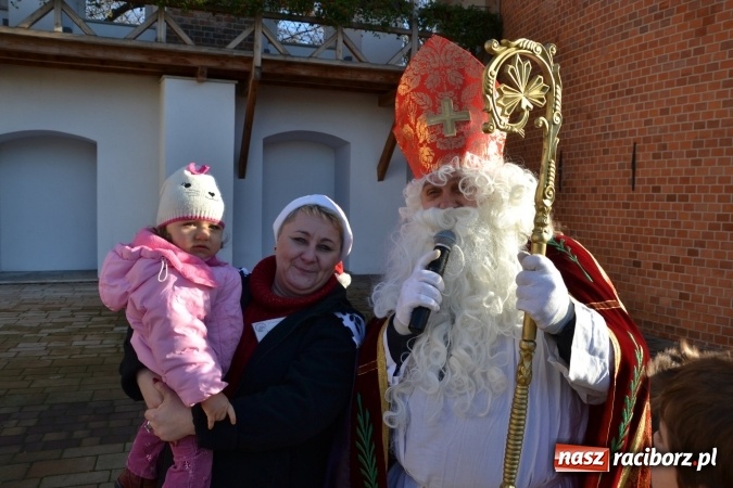 Zdjęcie w galerii na portalu naszraciborz.pl: Starym zwyczajem św. Mikołaj wjechał na zamek... wiadomości z regionu