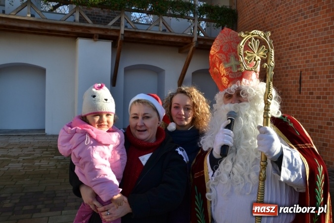 Zdjęcie w galerii na portalu naszraciborz.pl: Starym zwyczajem św. Mikołaj wjechał na zamek... wiadomości z regionu