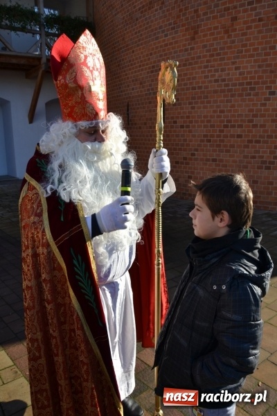 Zdjęcie w galerii na portalu naszraciborz.pl: Starym zwyczajem św. Mikołaj wjechał na zamek... wiadomości z regionu