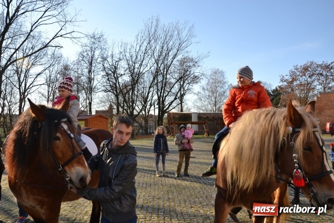 Zdjęcie w galerii na portalu naszraciborz.pl: Starym zwyczajem św. Mikołaj wjechał na zamek... wiadomości z regionu