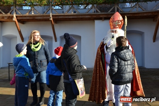 Zdjęcie w galerii na portalu naszraciborz.pl: Starym zwyczajem św. Mikołaj wjechał na zamek... wiadomości z regionu