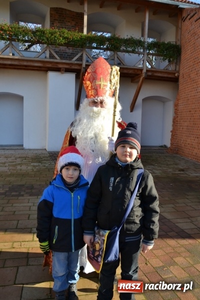 Zdjęcie w galerii na portalu naszraciborz.pl: Starym zwyczajem św. Mikołaj wjechał na zamek... wiadomości z regionu
