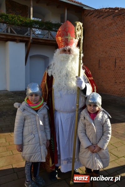 Zdjęcie w galerii na portalu naszraciborz.pl: Starym zwyczajem św. Mikołaj wjechał na zamek... wiadomości z regionu