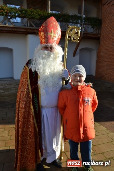 Zdjęcie w galerii na portalu naszraciborz.pl: Starym zwyczajem św. Mikołaj wjechał na zamek... wiadomości z regionu