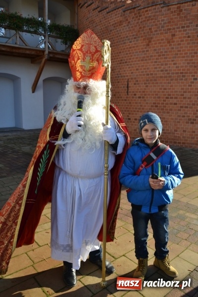 Zdjęcie w galerii na portalu naszraciborz.pl: Starym zwyczajem św. Mikołaj wjechał na zamek... wiadomości z regionu