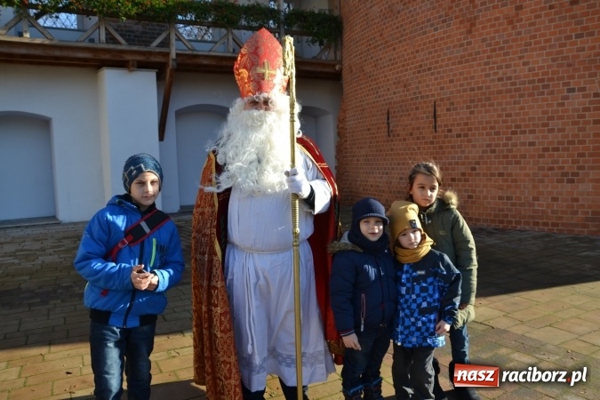 Zdjęcie w galerii na portalu naszraciborz.pl: Starym zwyczajem św. Mikołaj wjechał na zamek... wiadomości z regionu
