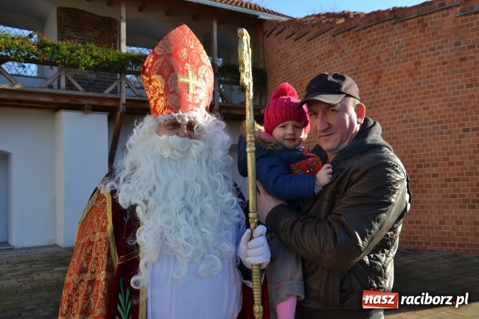 Zdjęcie w galerii na portalu naszraciborz.pl: Starym zwyczajem św. Mikołaj wjechał na zamek... wiadomości z regionu