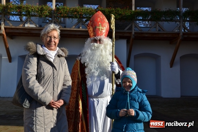 Zdjęcie w galerii na portalu naszraciborz.pl: Starym zwyczajem św. Mikołaj wjechał na zamek... wiadomości z regionu