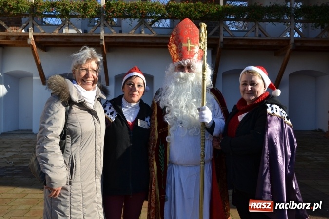 Zdjęcie w galerii na portalu naszraciborz.pl: Starym zwyczajem św. Mikołaj wjechał na zamek... wiadomości z regionu