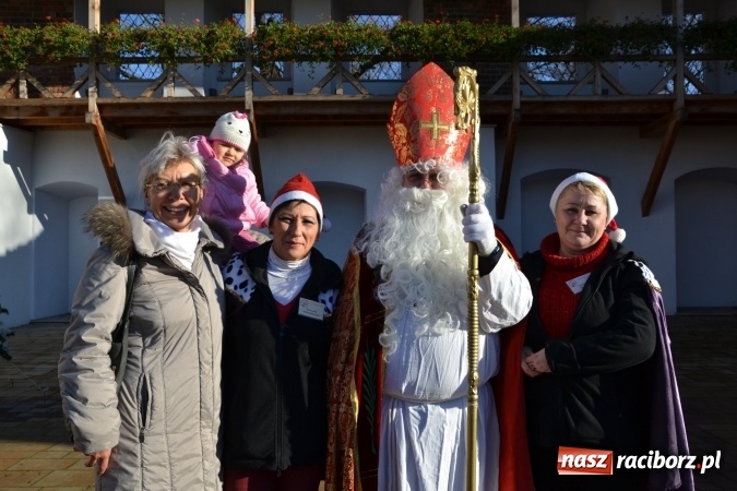 Zdjęcie w galerii na portalu naszraciborz.pl: Starym zwyczajem św. Mikołaj wjechał na zamek... wiadomości z regionu