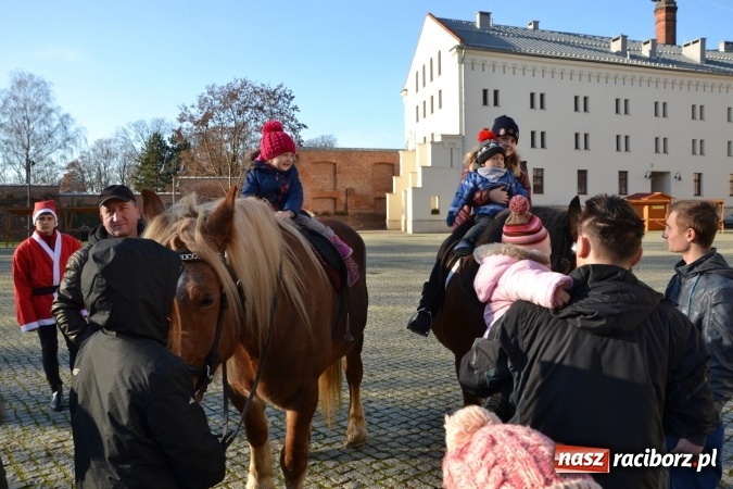 Zdjęcie w galerii na portalu naszraciborz.pl: Starym zwyczajem św. Mikołaj wjechał na zamek... wiadomości z regionu