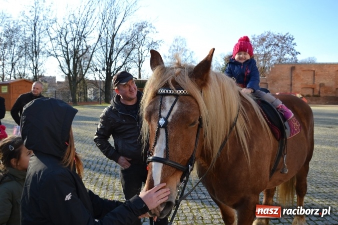 Zdjęcie w galerii na portalu naszraciborz.pl: Starym zwyczajem św. Mikołaj wjechał na zamek... wiadomości z regionu