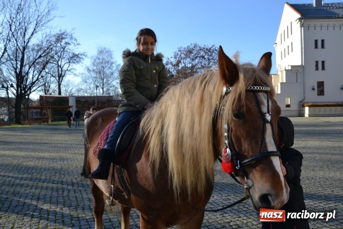 Zdjęcie w galerii na portalu naszraciborz.pl: Starym zwyczajem św. Mikołaj wjechał na zamek... wiadomości z regionu