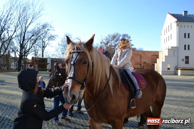 Zdjęcie w galerii na portalu naszraciborz.pl: Starym zwyczajem św. Mikołaj wjechał na zamek... wiadomości z regionu