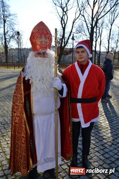Zdjęcie w galerii na portalu naszraciborz.pl: Starym zwyczajem św. Mikołaj wjechał na zamek... wiadomości z regionu