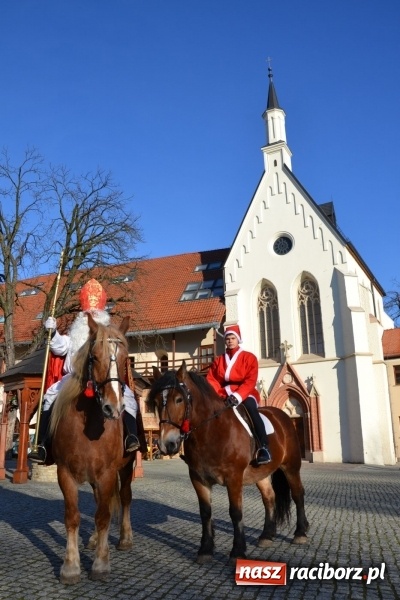 Zdjęcie w galerii na portalu naszraciborz.pl: Starym zwyczajem św. Mikołaj wjechał na zamek... wiadomości z regionu