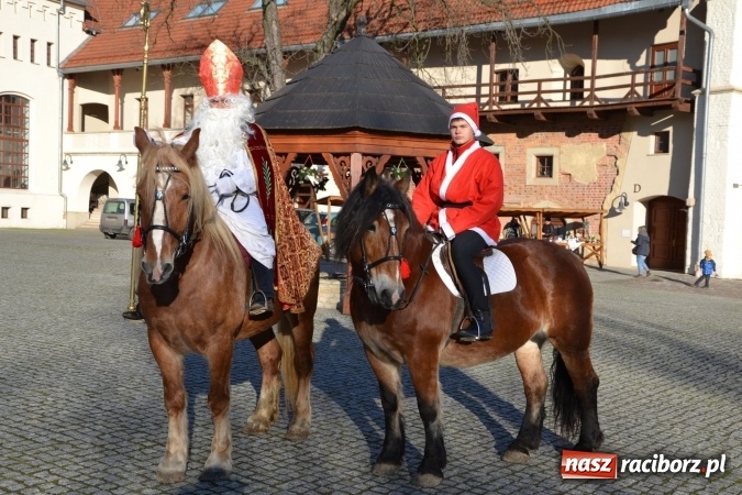 Zdjęcie w galerii na portalu naszraciborz.pl: Starym zwyczajem św. Mikołaj wjechał na zamek... wiadomości z regionu