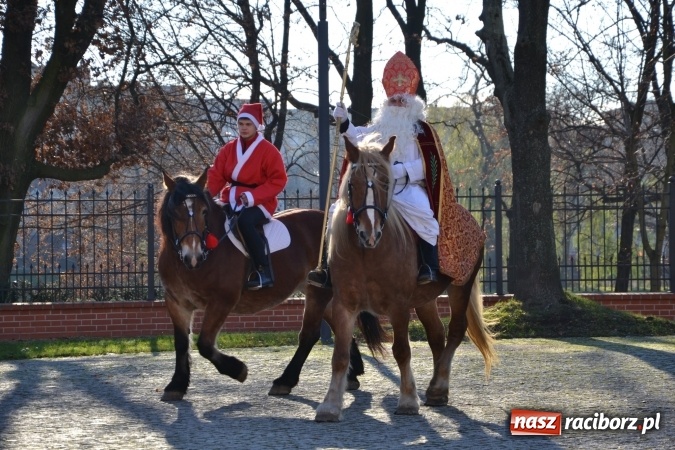Zdjęcie w galerii na portalu naszraciborz.pl: Starym zwyczajem św. Mikołaj wjechał na zamek... wiadomości z regionu