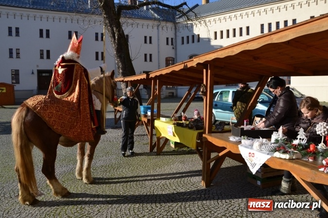 Zdjęcie w galerii na portalu naszraciborz.pl: Starym zwyczajem św. Mikołaj wjechał na zamek... wiadomości z regionu