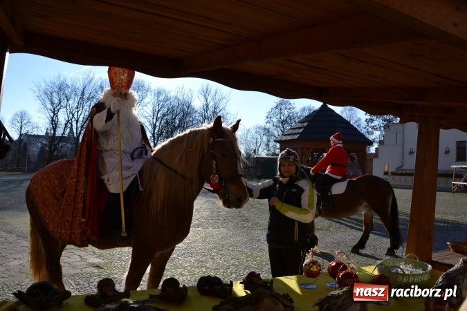 Zdjęcie w galerii na portalu naszraciborz.pl: Starym zwyczajem św. Mikołaj wjechał na zamek... wiadomości z regionu