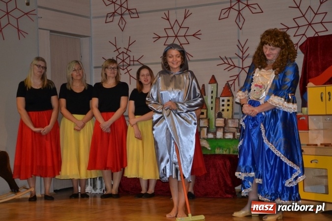 Zdjęcie w galerii na portalu naszraciborz.pl: Mikołajkowy Kopciuszek po śląsku w Tworkowie wiadomości z regionu