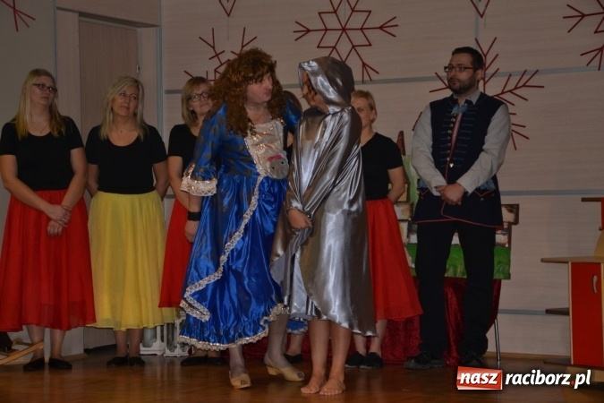 Zdjęcie w galerii na portalu naszraciborz.pl: Mikołajkowy Kopciuszek po śląsku w Tworkowie wiadomości z regionu