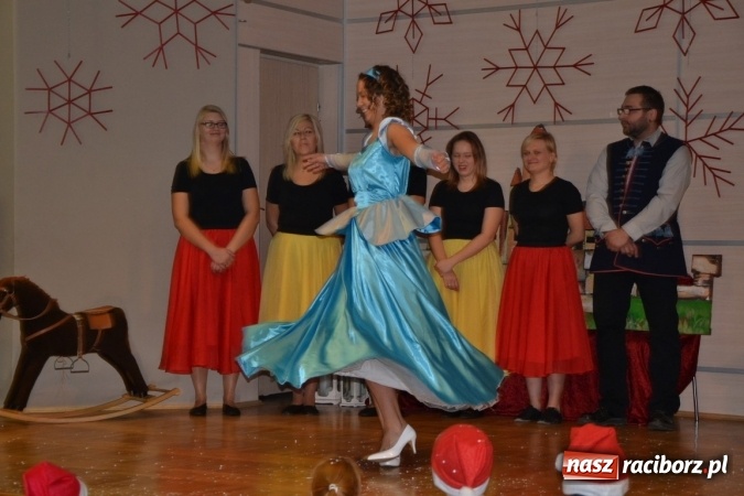 Zdjęcie w galerii na portalu naszraciborz.pl: Mikołajkowy Kopciuszek po śląsku w Tworkowie wiadomości z regionu