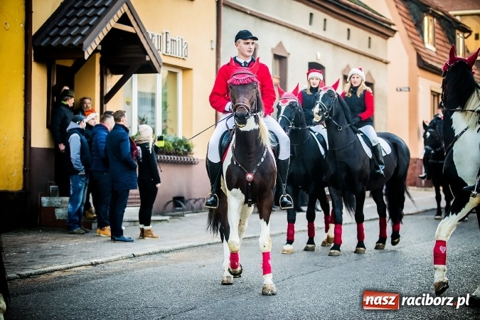 Zdjęcie w galerii na portalu naszraciborz.pl: Procesja konna ku czci św. Mikołaja w Krzanowicach wiadomości z regionu