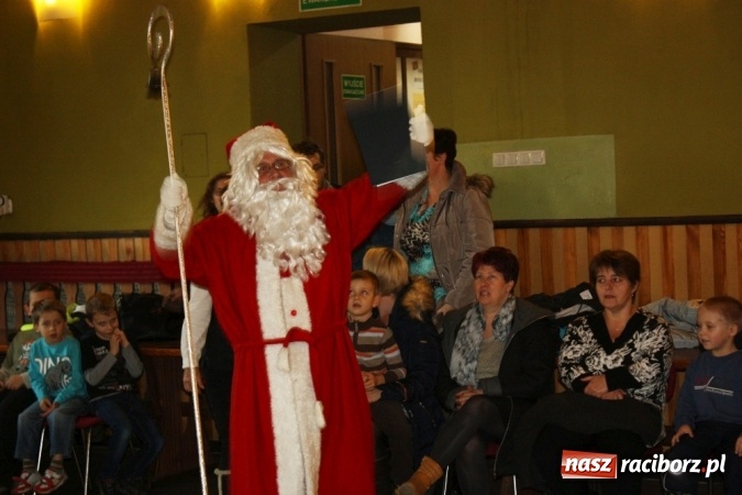 Zdjęcie w galerii na portalu naszraciborz.pl: Mikołaj spotkał się z dziećmi w DK Borucin wiadomości z regionu