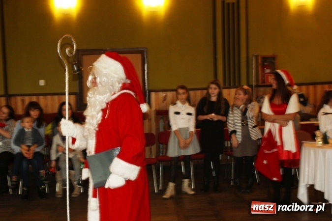 Zdjęcie w galerii na portalu naszraciborz.pl: Mikołaj spotkał się z dziećmi w DK Borucin wiadomości z regionu