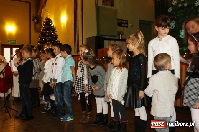 Zdjęcie w galerii na portalu naszraciborz.pl: Mikołaj spotkał się z dziećmi w DK Borucin wiadomości z regionu