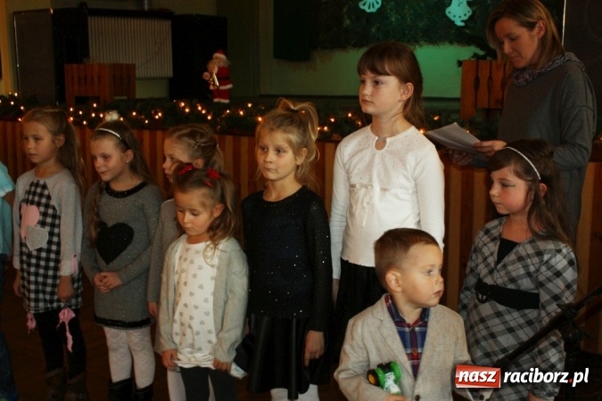 Zdjęcie w galerii na portalu naszraciborz.pl: Mikołaj spotkał się z dziećmi w DK Borucin wiadomości z regionu