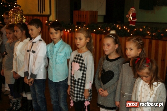 Zdjęcie w galerii na portalu naszraciborz.pl: Mikołaj spotkał się z dziećmi w DK Borucin wiadomości z regionu