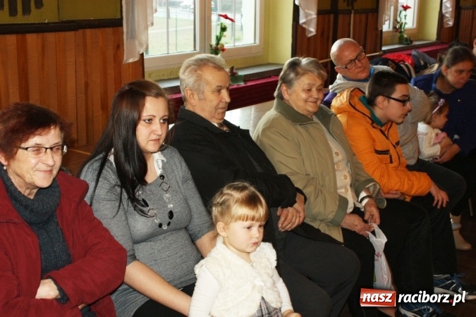 Zdjęcie w galerii na portalu naszraciborz.pl: Mikołaj spotkał się z dziećmi w DK Borucin wiadomości z regionu