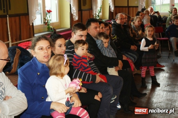 Zdjęcie w galerii na portalu naszraciborz.pl: Mikołaj spotkał się z dziećmi w DK Borucin wiadomości z regionu