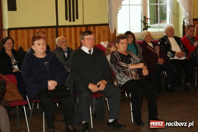 Zdjęcie w galerii na portalu naszraciborz.pl: Mikołaj spotkał się z dziećmi w DK Borucin wiadomości z regionu