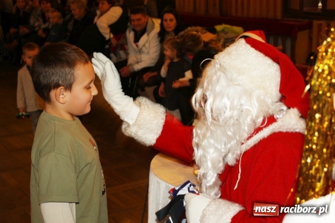 Zdjęcie w galerii na portalu naszraciborz.pl: Mikołaj spotkał się z dziećmi w DK Borucin wiadomości z regionu