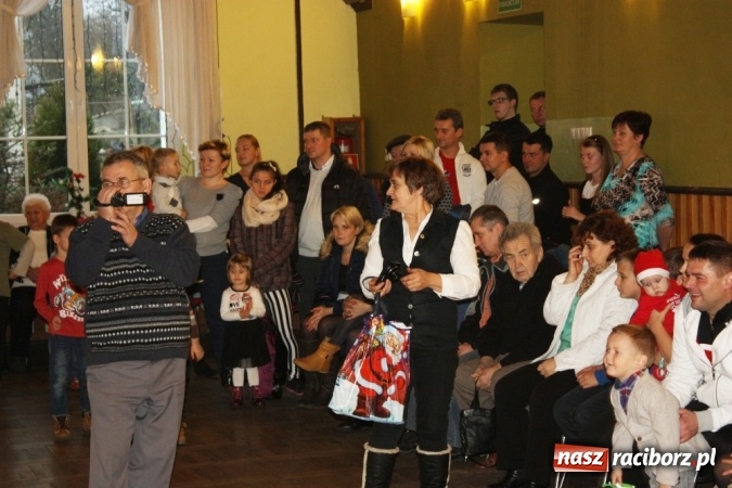 Zdjęcie w galerii na portalu naszraciborz.pl: Mikołaj spotkał się z dziećmi w DK Borucin wiadomości z regionu