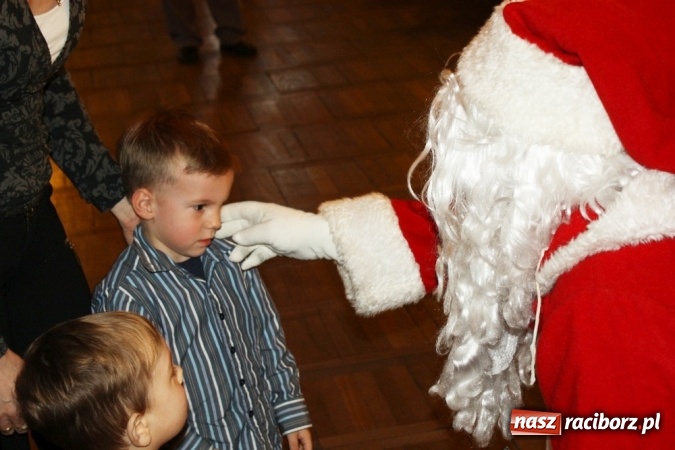 Zdjęcie w galerii na portalu naszraciborz.pl: Mikołaj spotkał się z dziećmi w DK Borucin wiadomości z regionu