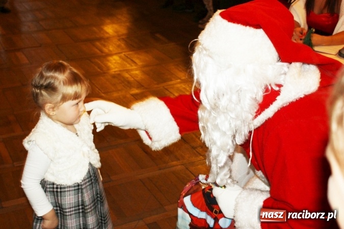 Zdjęcie w galerii na portalu naszraciborz.pl: Mikołaj spotkał się z dziećmi w DK Borucin wiadomości z regionu