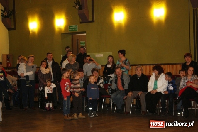 Zdjęcie w galerii na portalu naszraciborz.pl: Mikołaj spotkał się z dziećmi w DK Borucin wiadomości z regionu