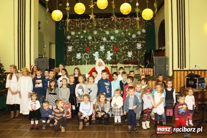 Zdjęcie w galerii na portalu naszraciborz.pl: Mikołaj spotkał się z dziećmi w DK Borucin wiadomości z regionu