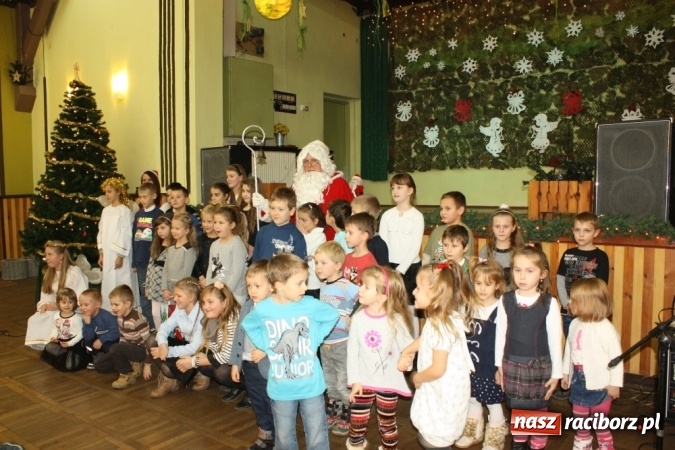 Zdjęcie w galerii na portalu naszraciborz.pl: Mikołaj spotkał się z dziećmi w DK Borucin wiadomości z regionu