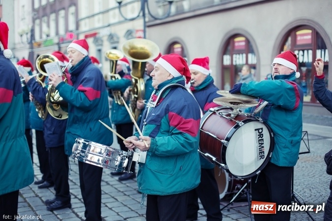 Zdjęcie w galerii na portalu naszraciborz.pl: Wielki finał Bożonarodzeniowego Jarmarku za nami, czyli bigos dla każdego wiadomości z regionu