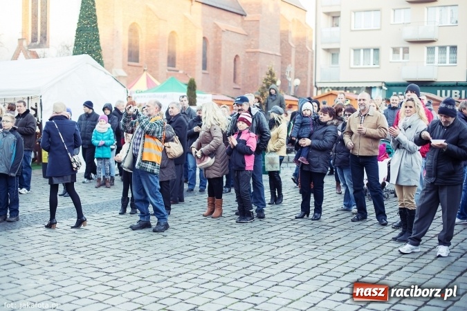 Zdjęcie w galerii na portalu naszraciborz.pl: Wielki finał Bożonarodzeniowego Jarmarku za nami, czyli bigos dla każdego wiadomości z regionu
