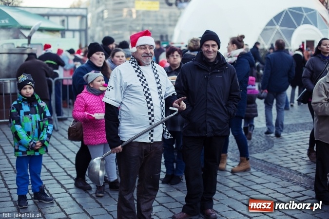 Zdjęcie w galerii na portalu naszraciborz.pl: Wielki finał Bożonarodzeniowego Jarmarku za nami, czyli bigos dla każdego wiadomości z regionu