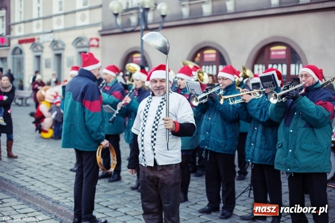 Zdjęcie w galerii na portalu naszraciborz.pl: Wielki finał Bożonarodzeniowego Jarmarku za nami, czyli bigos dla każdego wiadomości z regionu