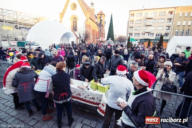 Zdjęcie w galerii na portalu naszraciborz.pl: Wielki finał Bożonarodzeniowego Jarmarku za nami, czyli bigos dla każdego wiadomości z regionu