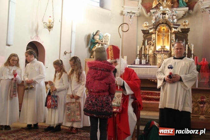 Zdjęcie w galerii na portalu naszraciborz.pl: Św. Mikołaj w farskich ogrodach wiadomości z regionu