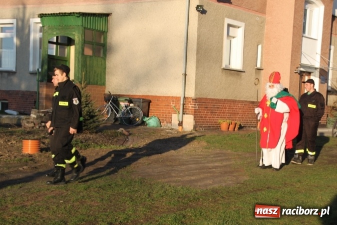 Zdjęcie w galerii na portalu naszraciborz.pl: Św. Mikołaj w farskich ogrodach wiadomości z regionu
